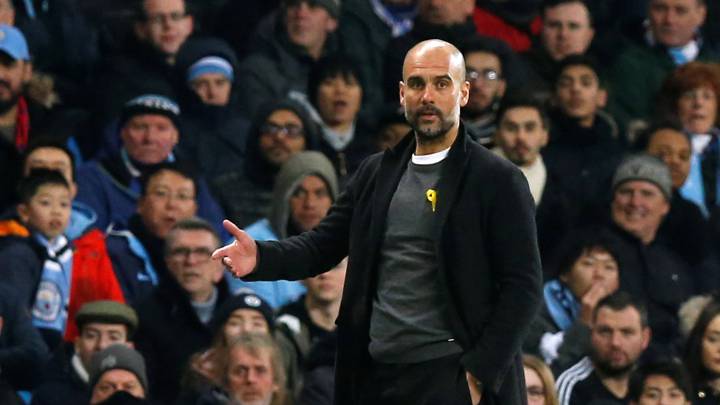 Guardiola lució el lazo amarillo ante el Basilea en Champions.