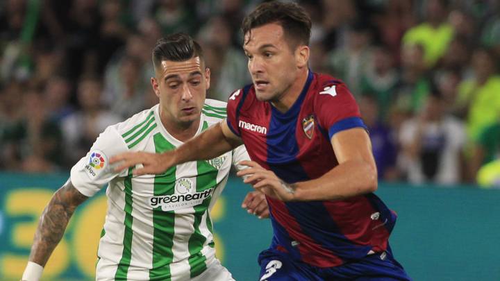 Toño García y Sergio León, jugadores del Levante y Betis, durante un partido.