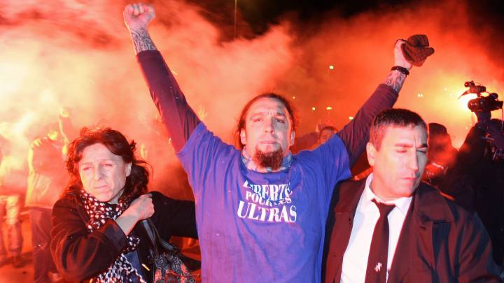 Santos Mirasierra, el 10 de diciembre de 2008, tras depositar 6.000 euros y salir de la cárcel de Estremera.