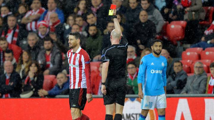La afición del Athletic despide con pañuelos a su equipo