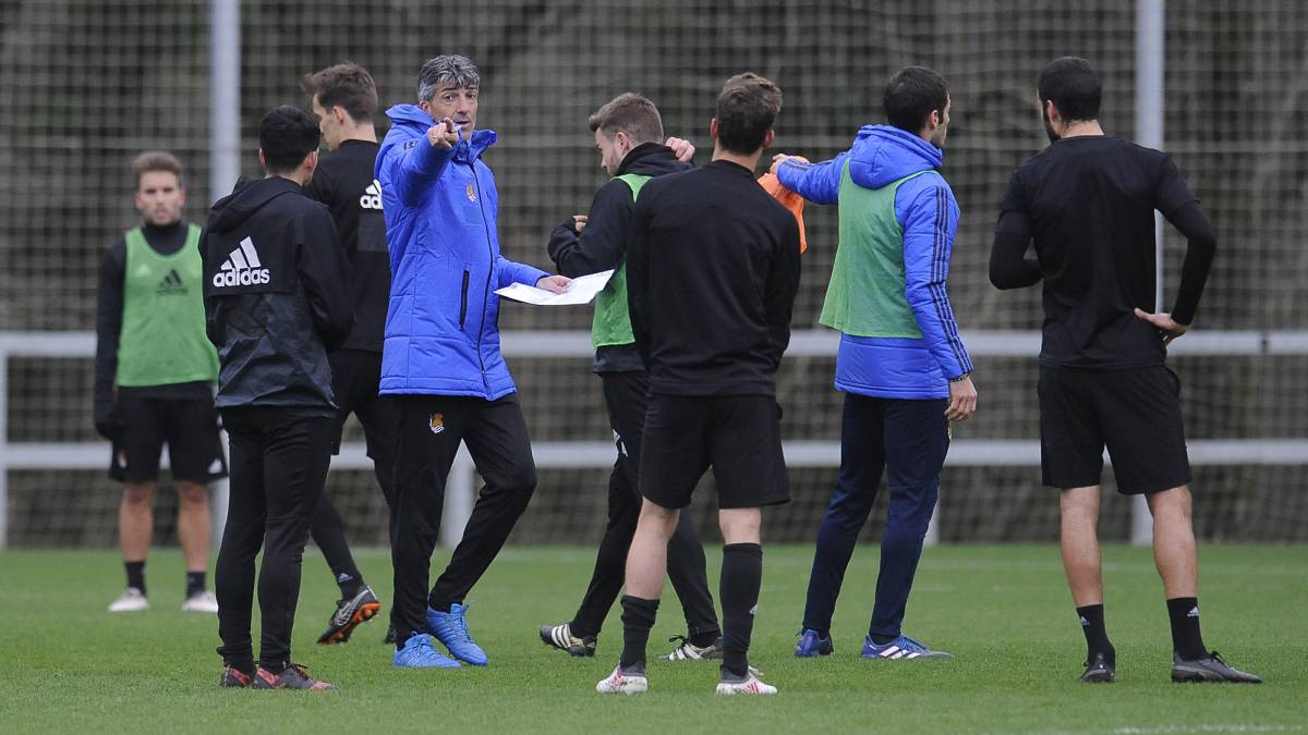 Imanol Alguacil, dirigiendo una sesión con la Real Sociedad.
