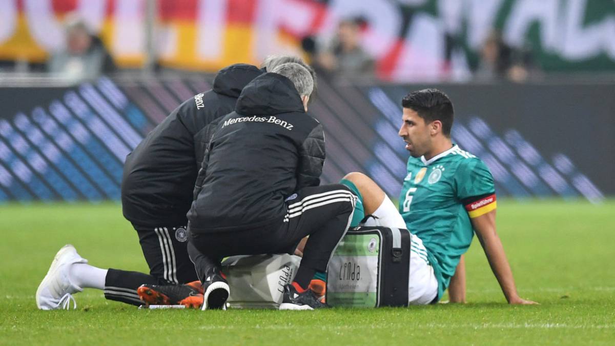 Sami Khedira, atendido por los servicios médicos de Alemania.
