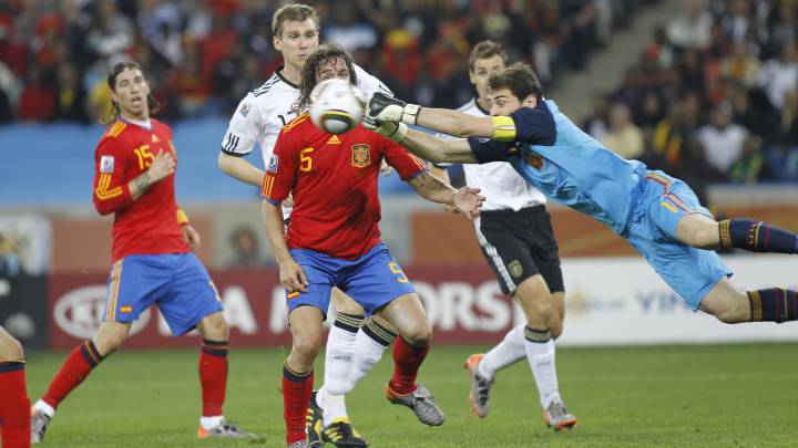 Casillas hace una parada con el Jabulani, en el partido España-Alemania.