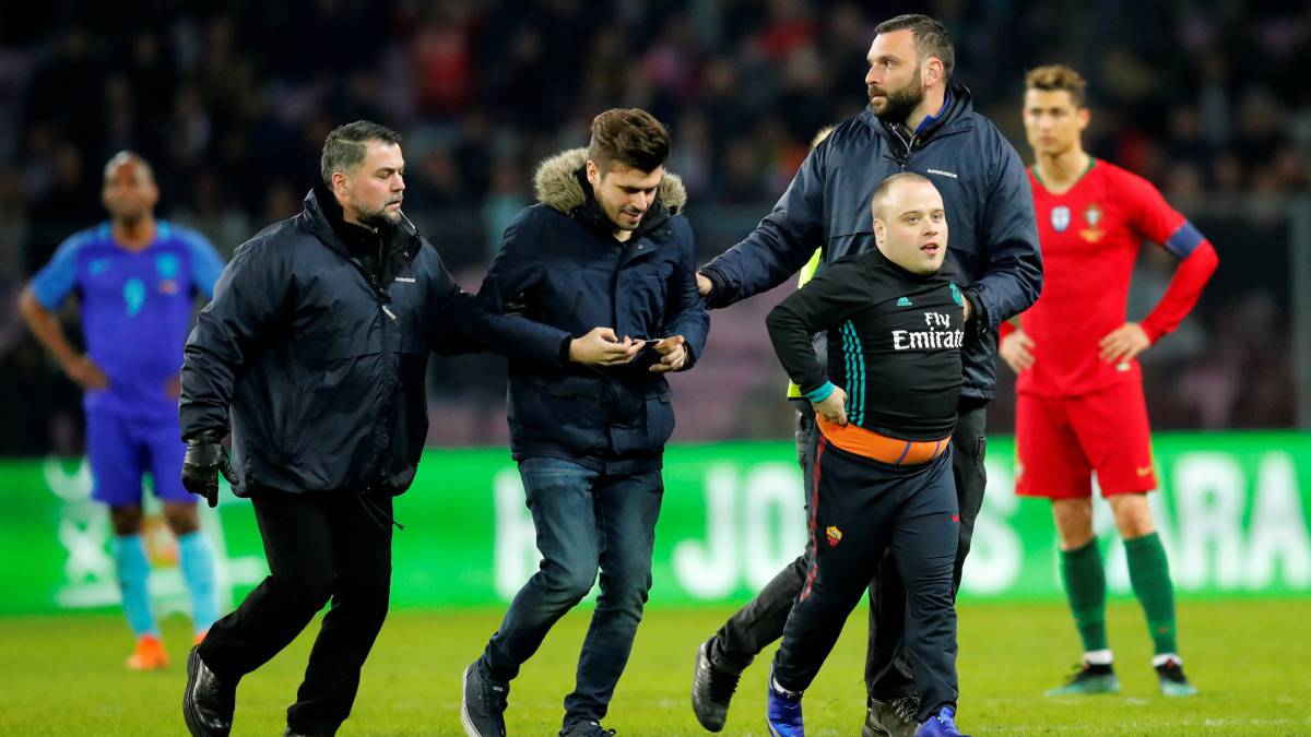 El Humorista Samir Alic Salto Al Campo Para Abrazar A Cristiano Ronaldo De Portugal El Humorista Samir Alic Salto Al Campo Para Abrazar A Cristiano Ronaldo De Portugal