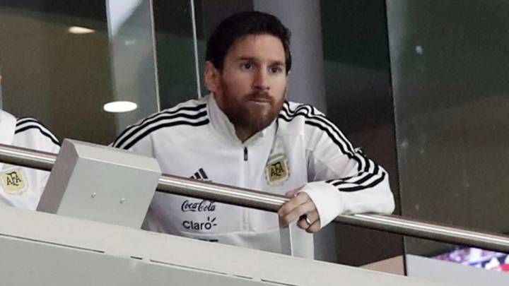 Lionel Messi viendo el España-Argentina en el Wanda Metropolitano.