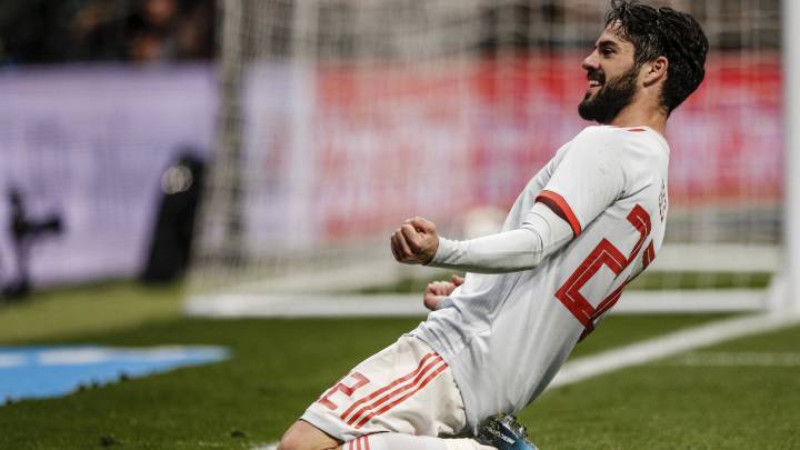 El centrocampista del Real Madrid, Isco Alarcón, tras marcar con España.