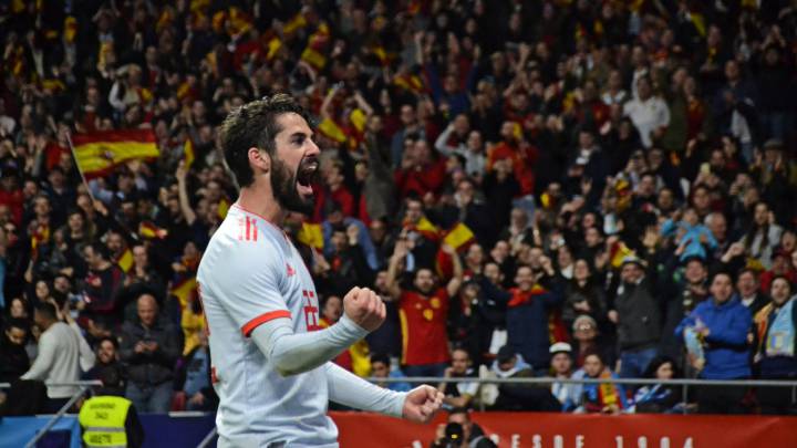 El centrocampista del Real Madrid, Isco Alarcón, celebrando un gol con España.