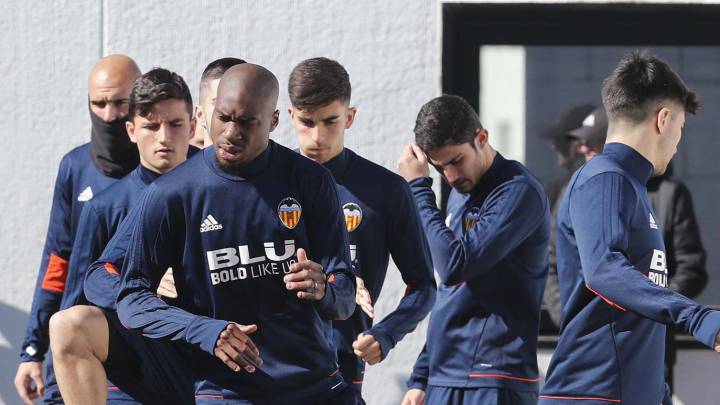 Kondogbia encabeza al grupo valencianista en un ejercicio de entrenamiento.