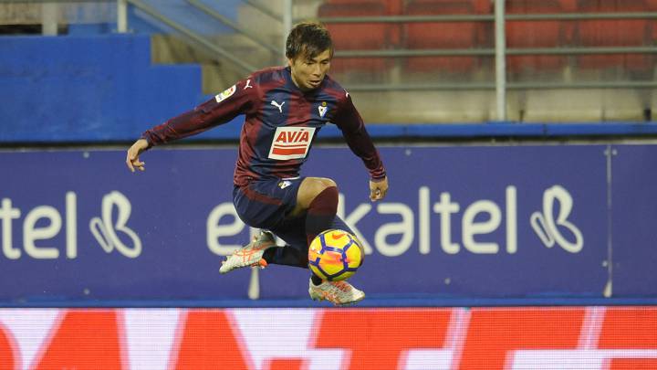 El presidente de la LFP, Javier Tebas, 'oficializó' el fichaje por el Betis del japonés Takashi Inui, ahora en el Eibar. Como justificación, el márketing.