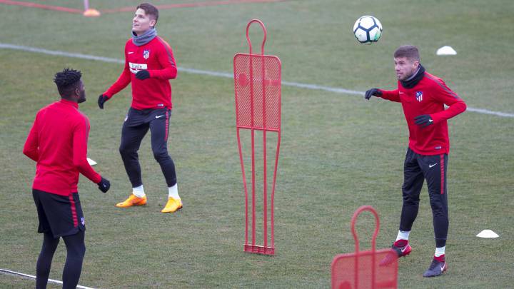 Caio, en un entrenamiento del Atlético junto a Thomas y Gameiro.