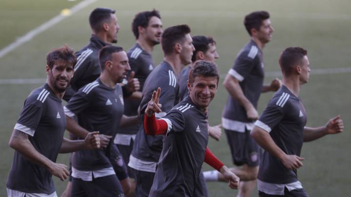 El delantero hizo el gesto de la victoria mientras calentaba con sus compañeros en el Pizjuán. Mucha pólvora en sus botas.