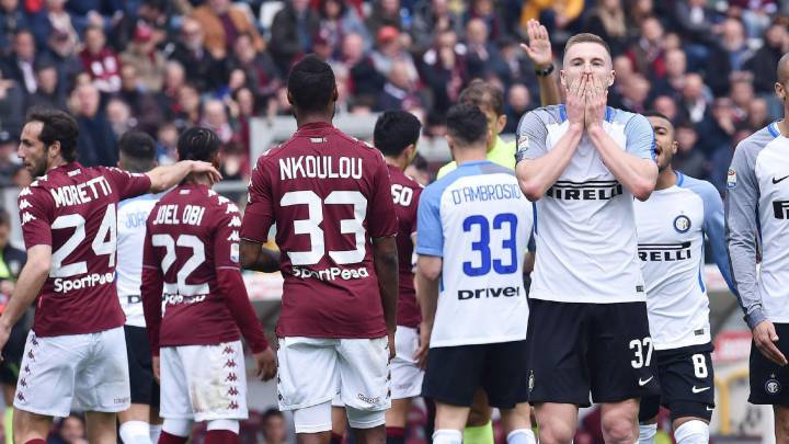 Los jugadores del Inter se lamentan tras caer ante el Torino.