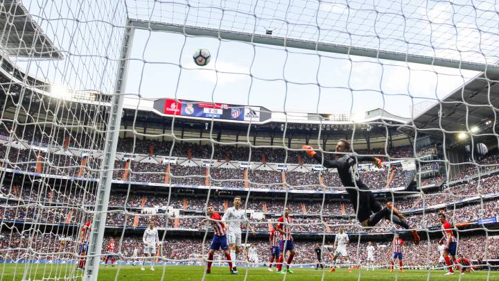 Este remate de Marcelo acabó en el larguero del Atlético.