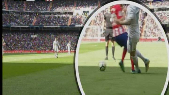 Posible penalti de Juanfran a Lucas.