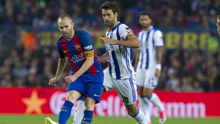 Xabi Prieto e Iniesta durante un partido de LaLiga entre la Real Sociedad y el Barcelona.