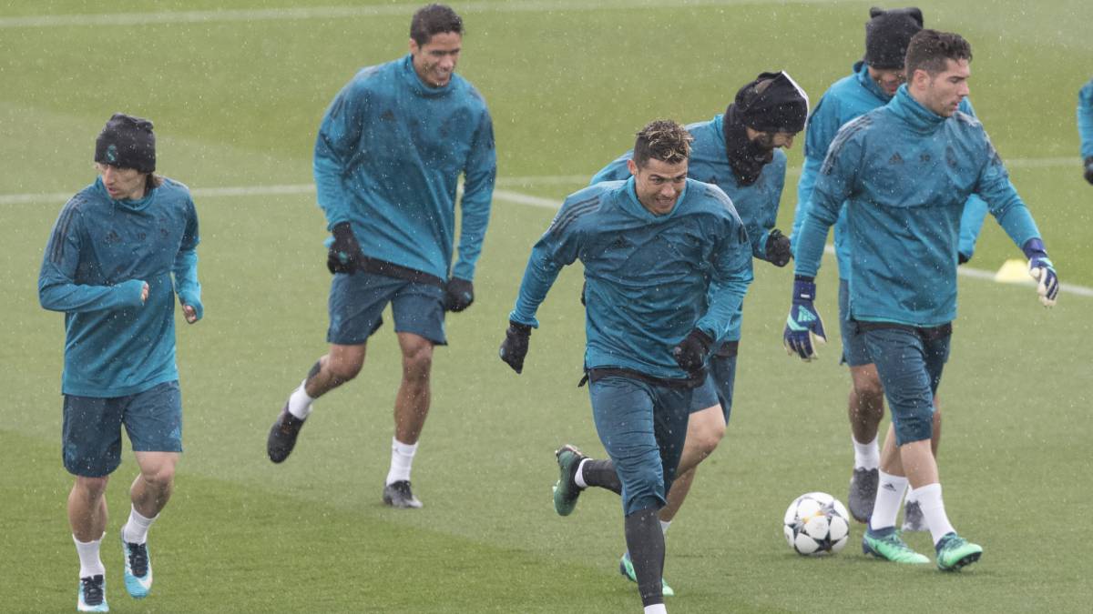 Los jugadores del Real Madrid, entrenando bajo la lluvia.