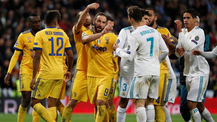 Los jugadores de Real Madrid y Juventus, discutiendo tras el penalti señalado por Michael Oliver.