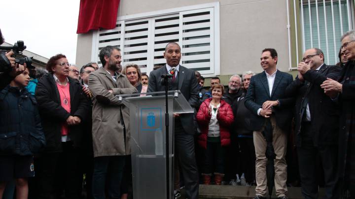 Mauro Silva durante la inauguración de su calle en A Coruña