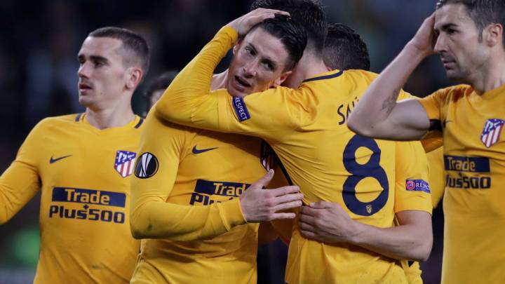 Torres se abraza al final del partido tras clasificarse a semifinales de la Europa League ante el Sporting.