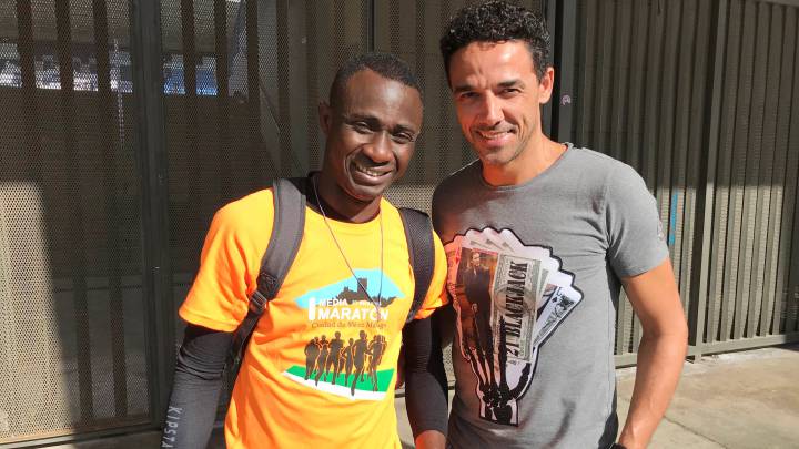 Weligton regala material deportivo y consejos a Oumar Diakite