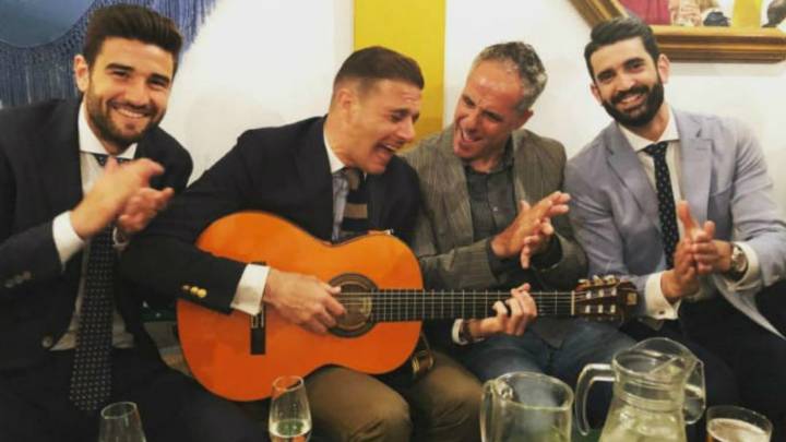 El capitán del Betis Joaquín Sánchez mostró su arte cantando y tocando la guitarra en la Feria de Sevilla. Antonio Barragán, entre otros, hizo de palmero.