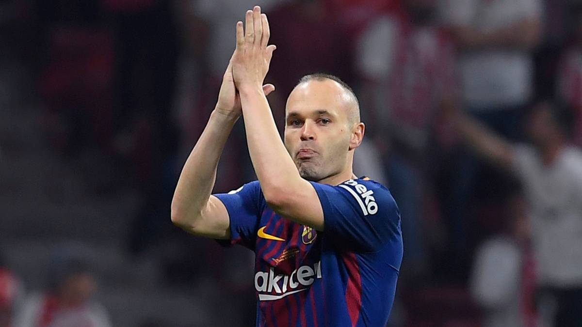 Andrés Iniesta aplaude al público.