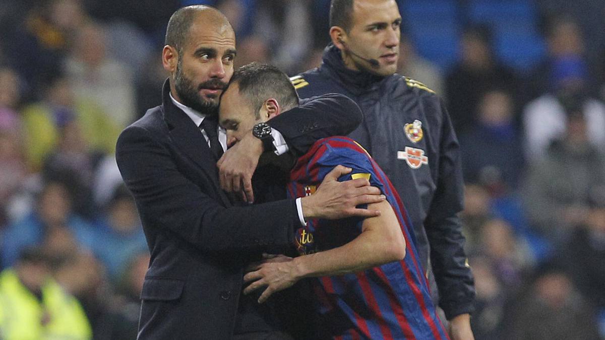 Pep Guardiola y Andrés Iniesta, durante un partido del Barcelona.