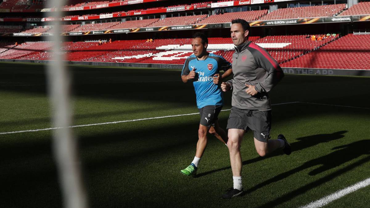 Cazorla se entrena en el Emirates antes del partido con el Atlético