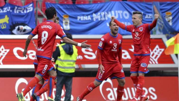 Resumen y goles del Numancia 3 – Oviedo 0: El Numancia golea a un Oviedo muy flojo con un doblete de Valcarce que le aupa a la cuarta posición.