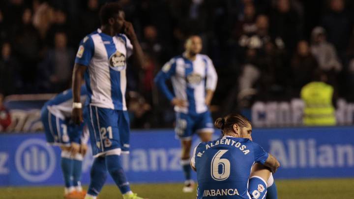 Los jugadores del Deportivo, abatidos por el descenso a Segunda