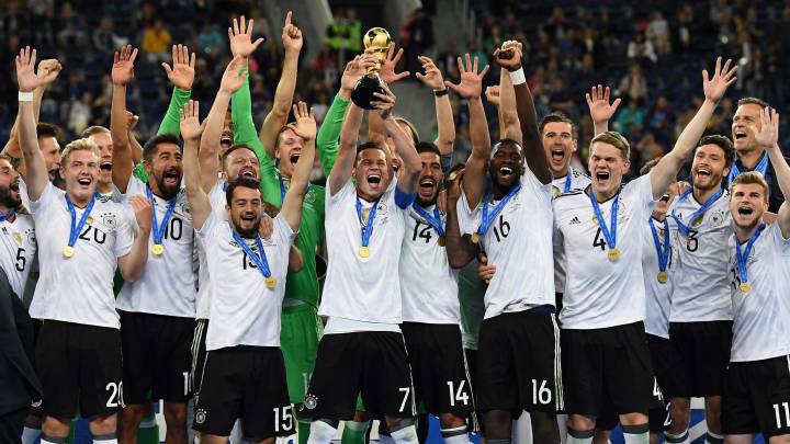 La selección alemana celebra la Copa Confederaciones.