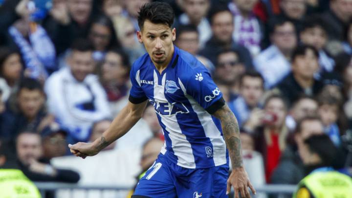 Hernán Pérez controla un partido durante el partido entre el Real Madrid y el Alavés en la Liga Santander disputado en el Santiago Bernabéu.