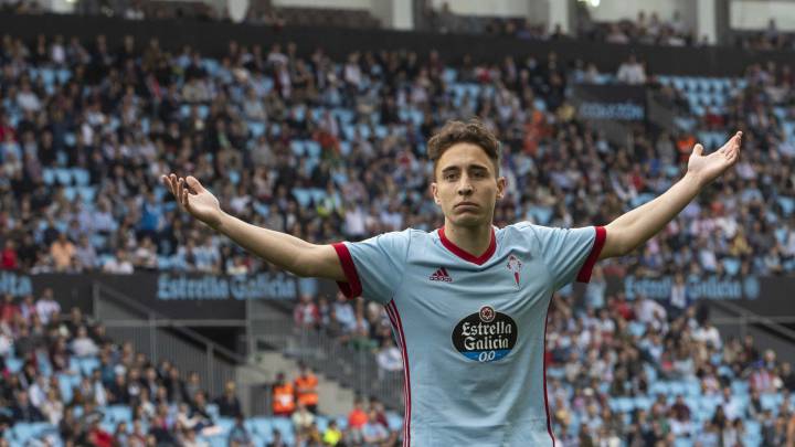 Emre Mor protesta una decisión arbitral durante el partido entre el Celta y el Valencia.