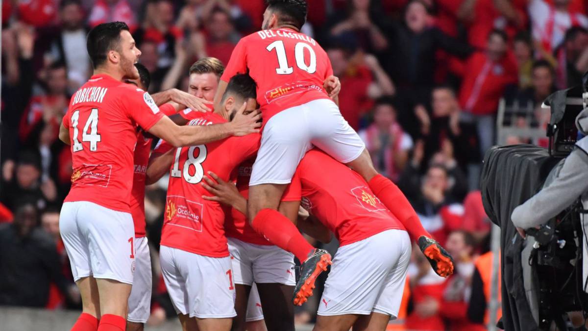 El Nimes golea y asciende a primera 25 años después