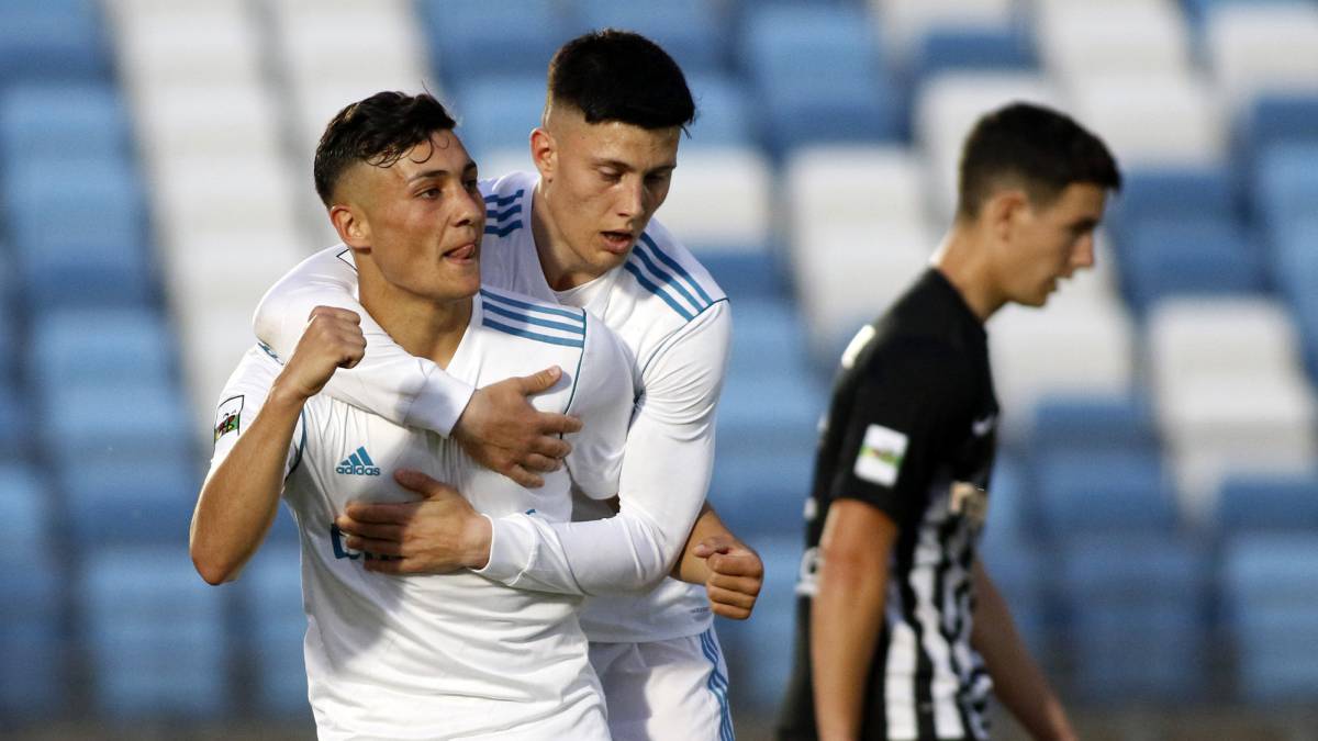Óscar celebra su gol al Racing de Ferrol con Cristo.
