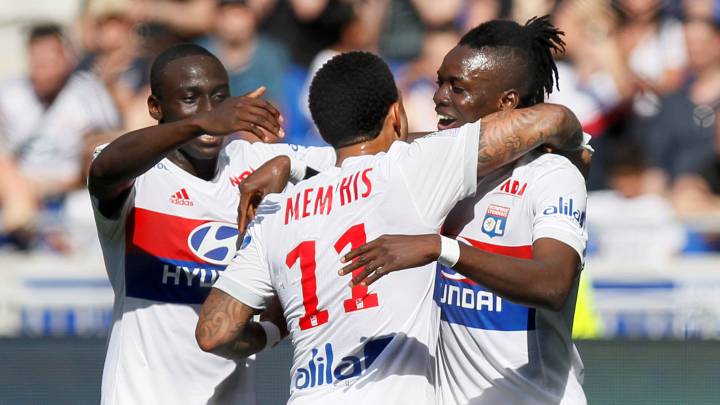 Los jugadores del Lyon celebran un gol.