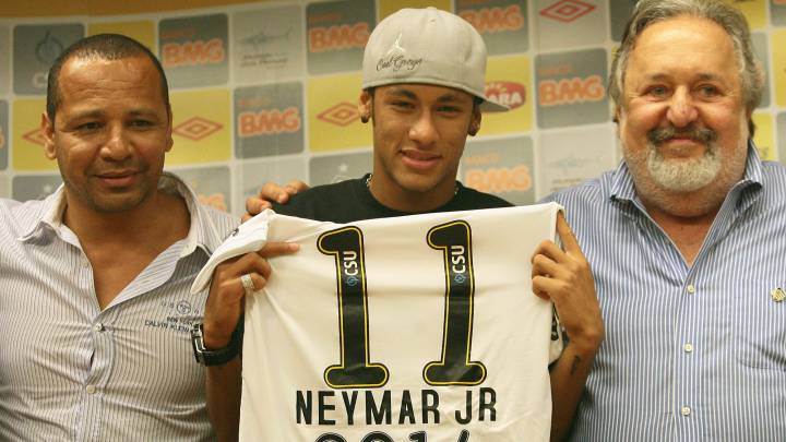 Luis Alvaro de Oliveira Ribeiro con Neymar padre e hijo.