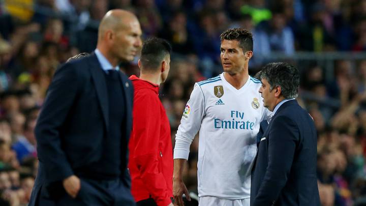 Cristiano, con el médico del Madrid.