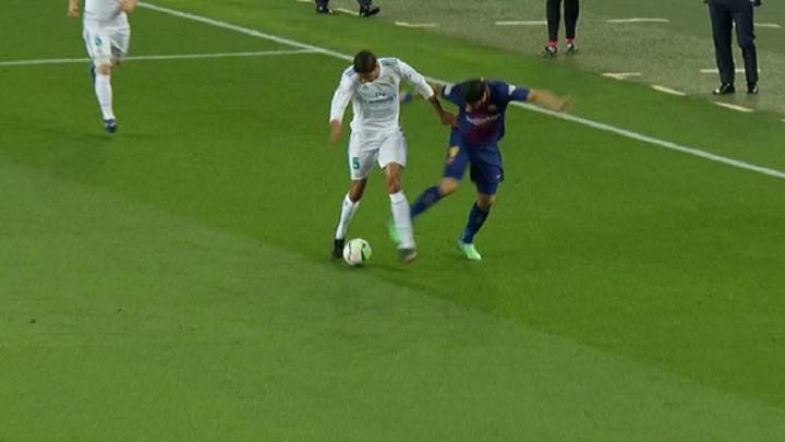 Suárez comete falta sobre Varane en el segundo gol.