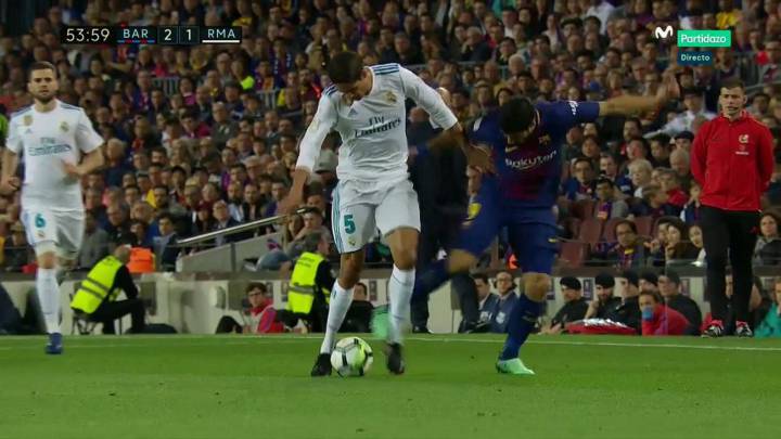 Clásico referee ignored fourth official over Suárez's Varane foul