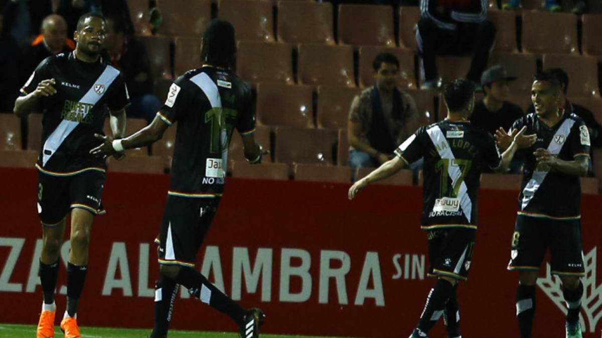 Resumen y goles del Granada 0-2 Rayo. Un gran Rayo se llevó los tres puntos de Los Cármenes gracias a los tantos de Bebé y Trejo. Los vallecanos siguen líderes.