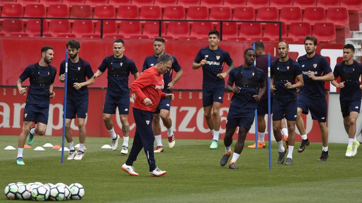 Caparrós, durante un entrenamiento del Sevilla.