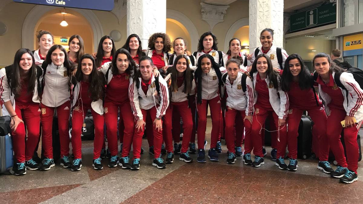 Las jugadores españolas, que dirige Toña Is, a su llegada a Lituania, donde hoy debuta ante Italia.