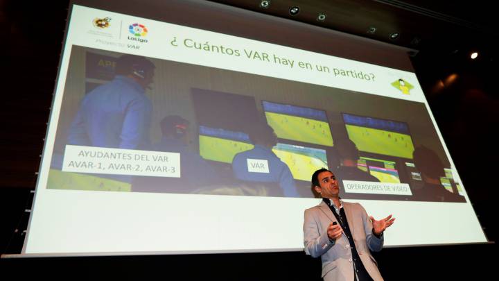 Velasco Carballo, durante una jornada formativa sobre el VAR.
