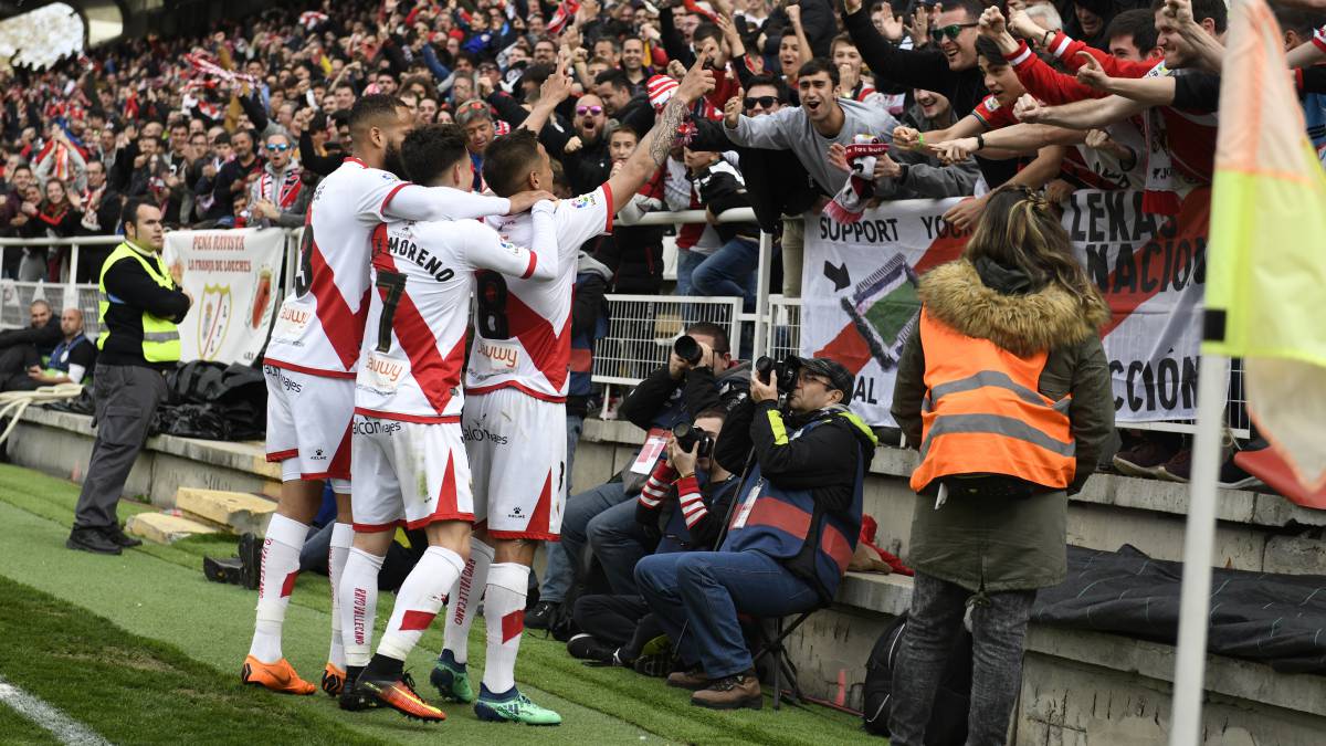 Bebé, Álex Moreno y Trejo celebran un gol en Vallecas.