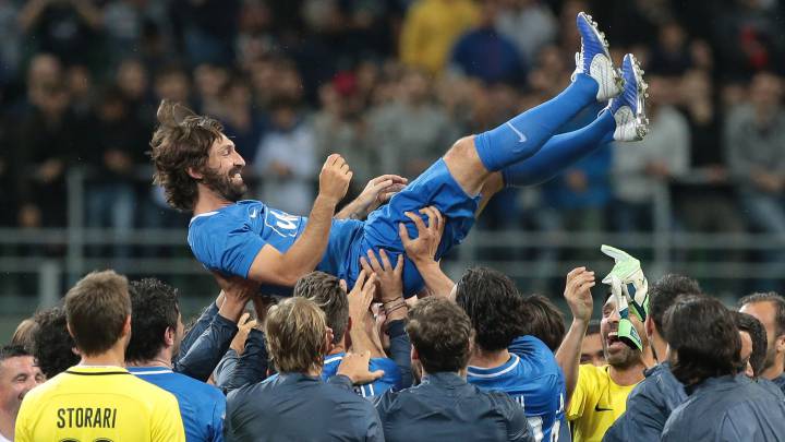 Pirlo es manteado tras su retirada