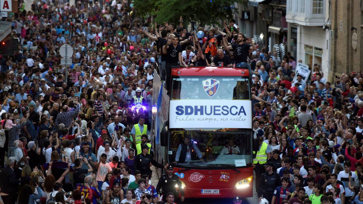 Huesca se tiñe de azulgrana en un día para la historia