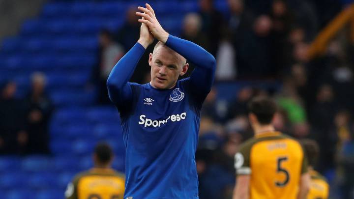 Rooney aplaude a la afición del Everton.