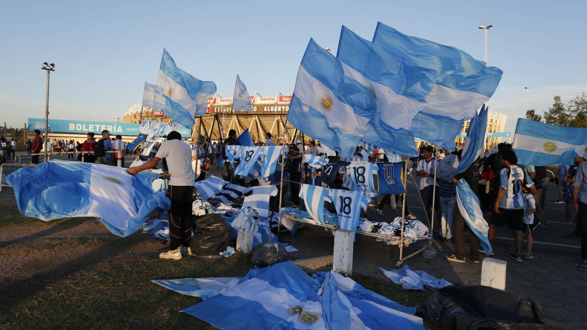 Puestos de venta de productos de Argentina en un partido de clasificación para el Mundial disputado en Córdoba.