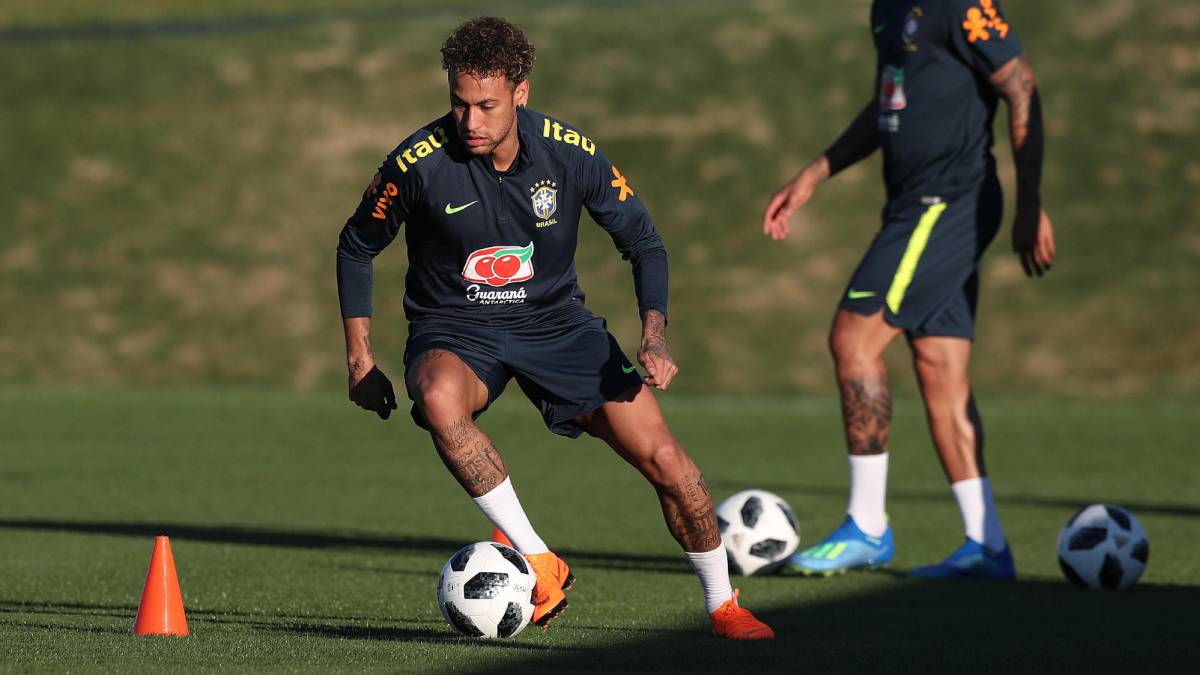 Neymar se entrena por primera vez con los titulares de Brasil